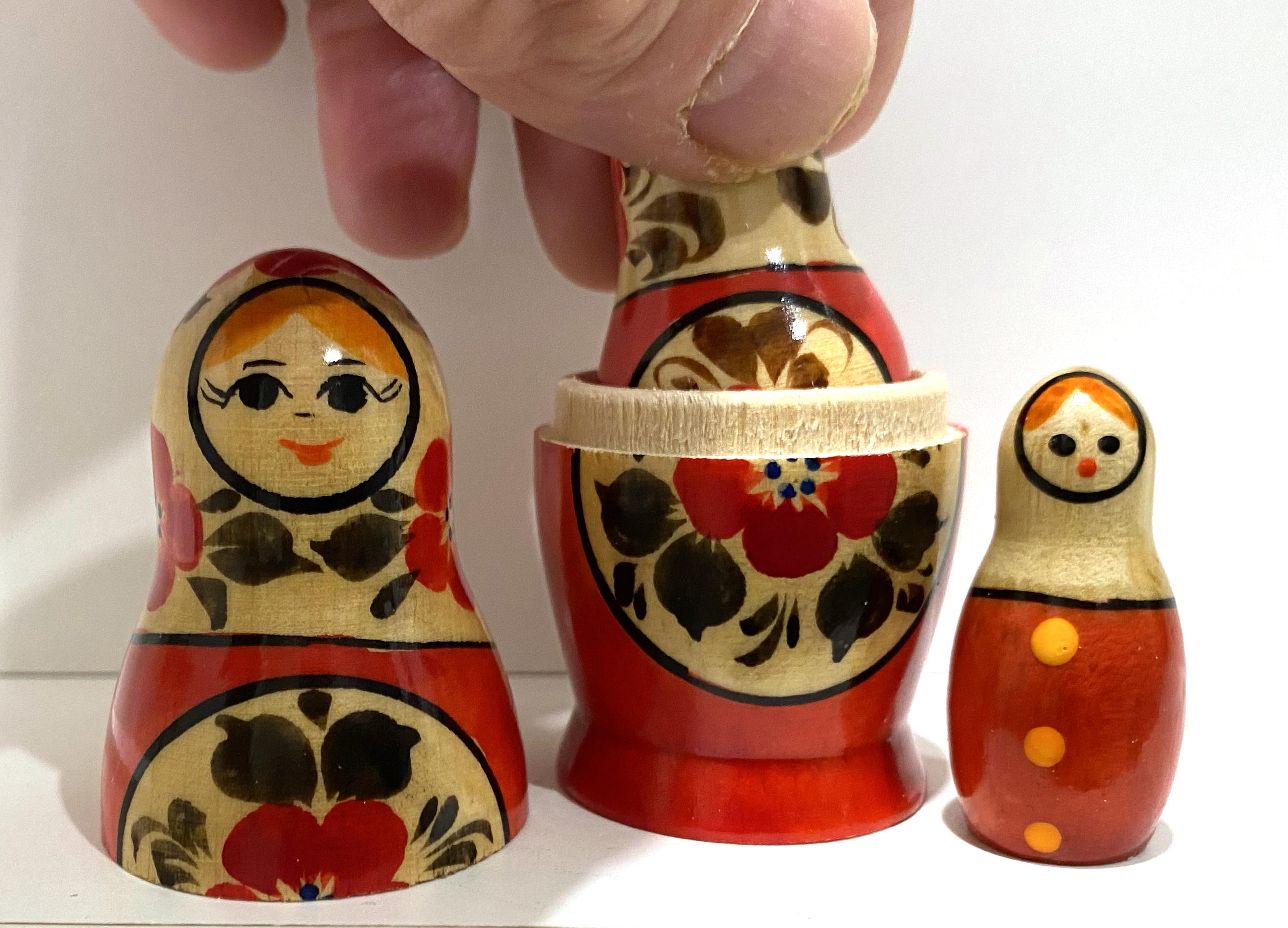 Vyatka Matryoshka Red with scarf (3 nested set)